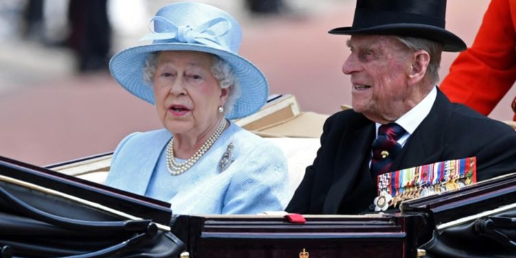 La Reina Isabel II y su esposo recibieron la vacuna contra ...